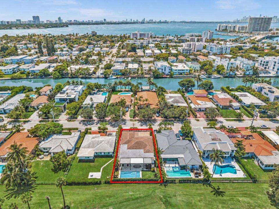 En Venta: $2,999,000 (3 camas, 2 baños, 2531 Pies cuadrados)