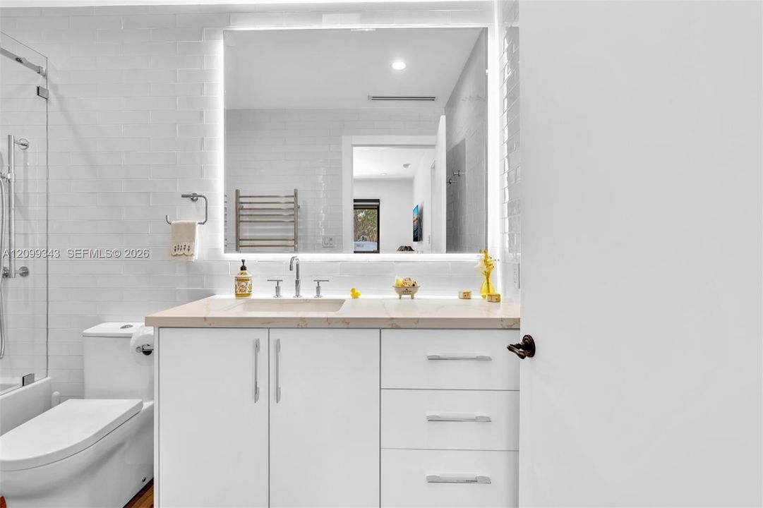 En Venta: $2,999,000 (3 camas, 2 baños, 2531 Pies cuadrados)