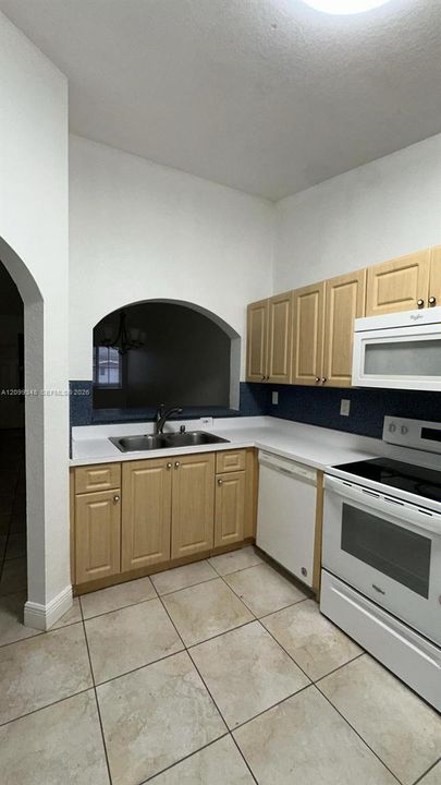 На продажу: $183,000 (2 спален, 2 ванн, 815 Квадратных фут)