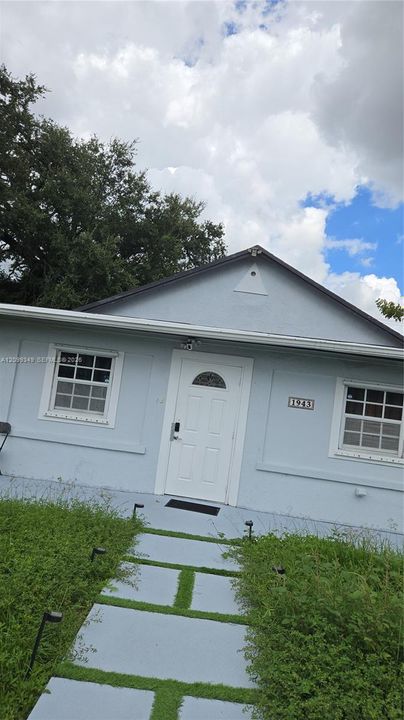 For Sale: $439,000 (2 beds, 1 baths, 1196 Square Feet)