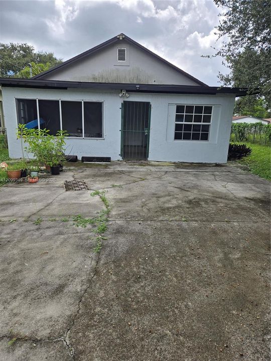For Sale: $439,000 (2 beds, 1 baths, 1196 Square Feet)