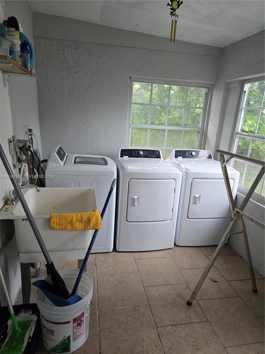 For Sale: $439,000 (2 beds, 1 baths, 1196 Square Feet)