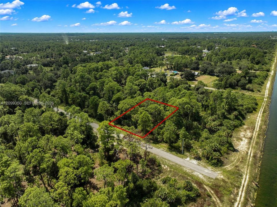 На продажу: $32,000 (0.50 acres)