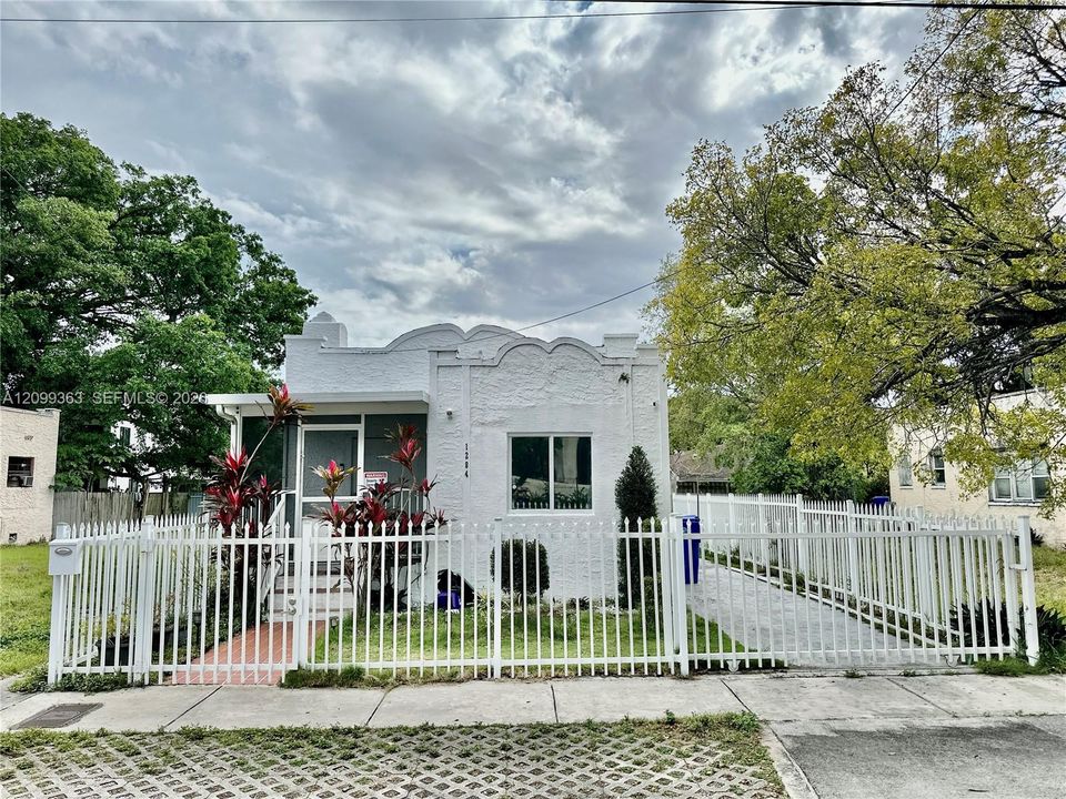 For Rent: $2,700 (2 beds, 1 baths, 1211 Square Feet)