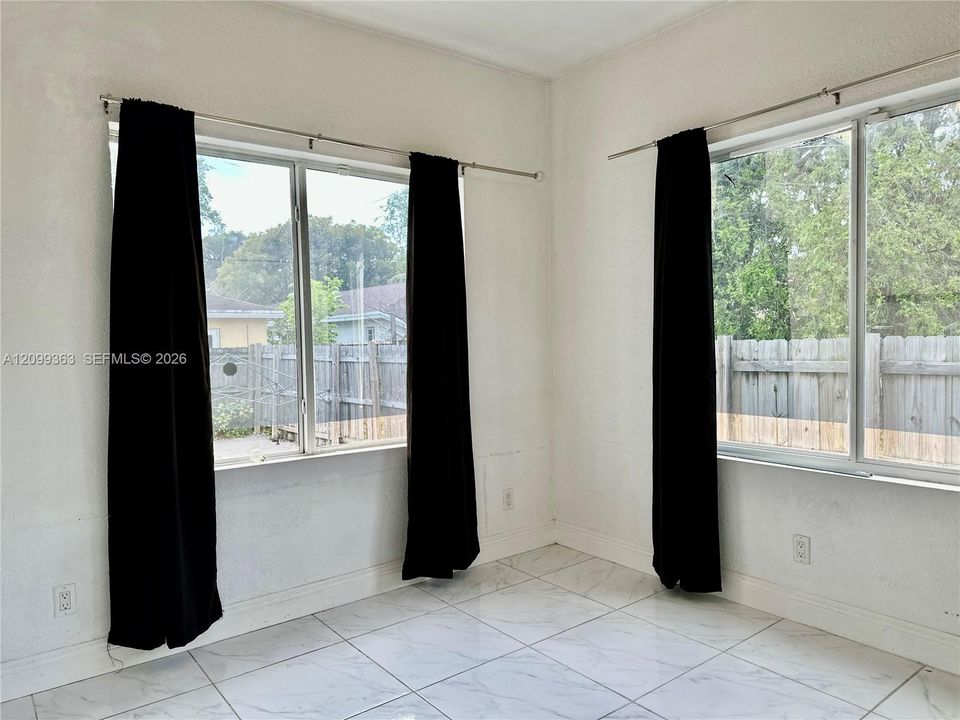 For Rent: $2,700 (2 beds, 1 baths, 1211 Square Feet)