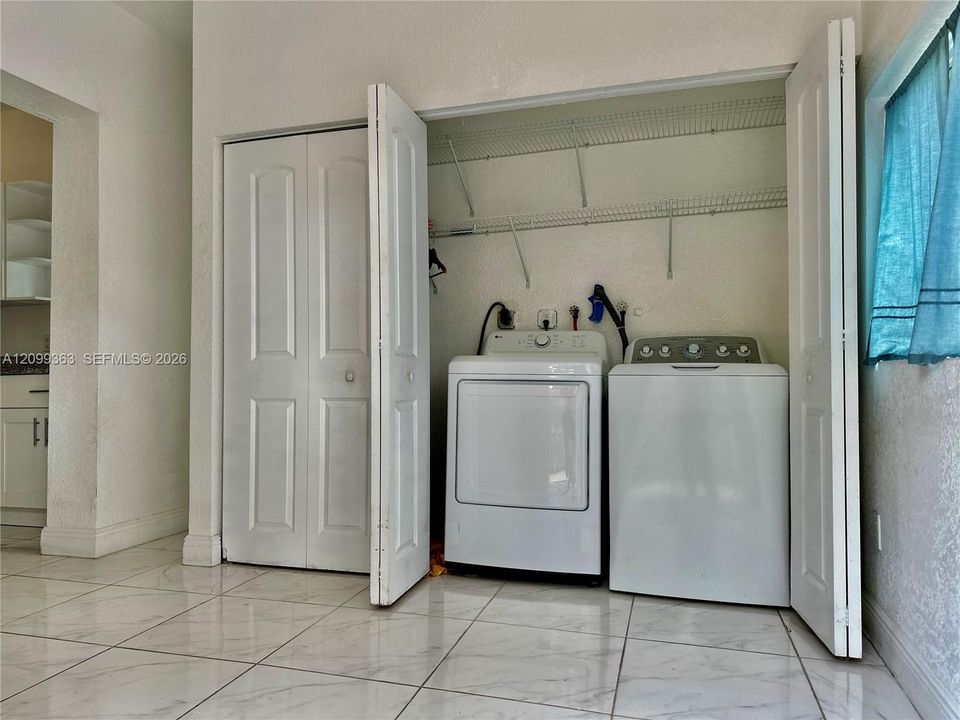 For Rent: $2,700 (2 beds, 1 baths, 1211 Square Feet)