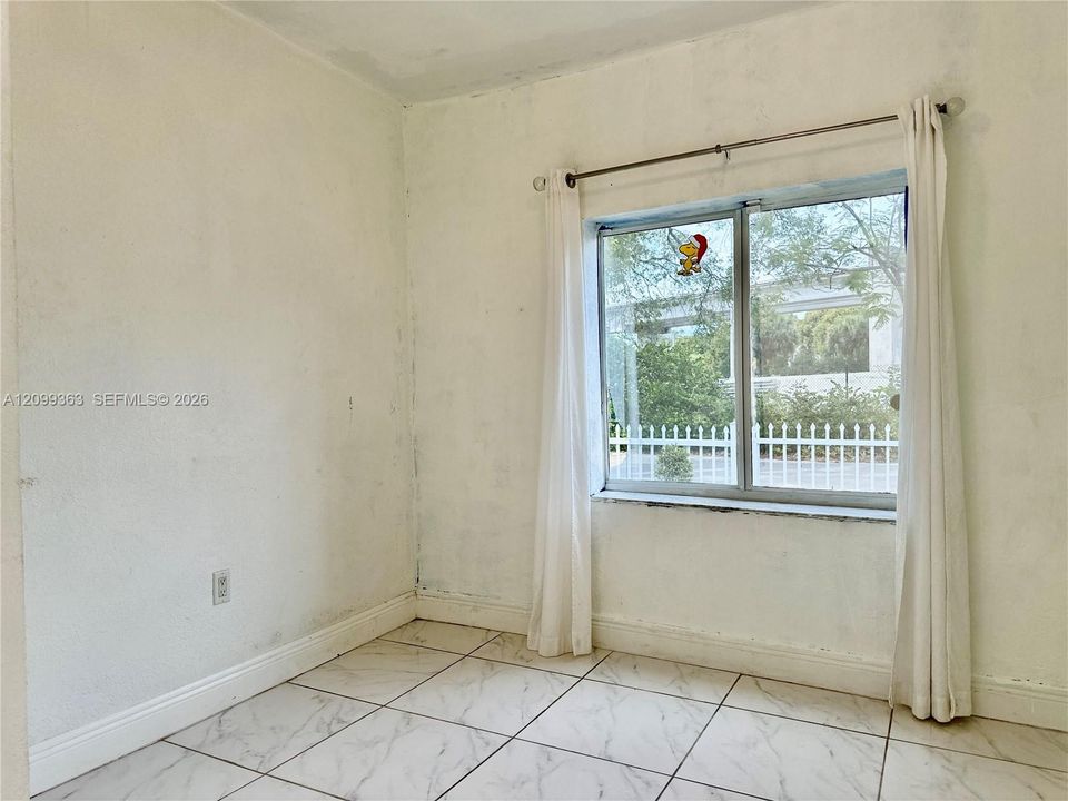 For Rent: $2,700 (2 beds, 1 baths, 1211 Square Feet)