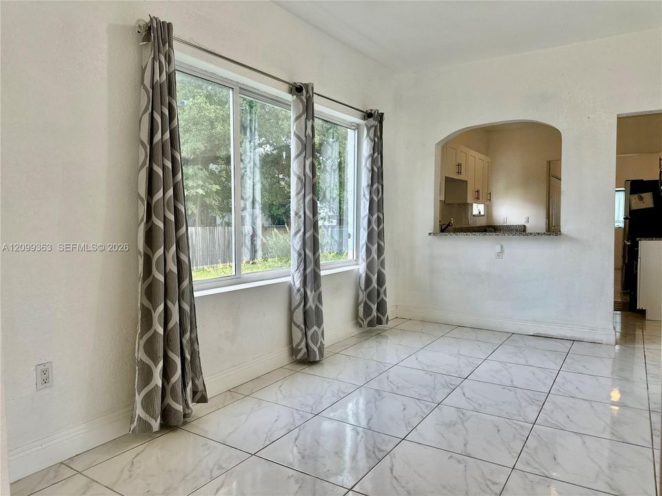 For Rent: $2,700 (2 beds, 1 baths, 1211 Square Feet)
