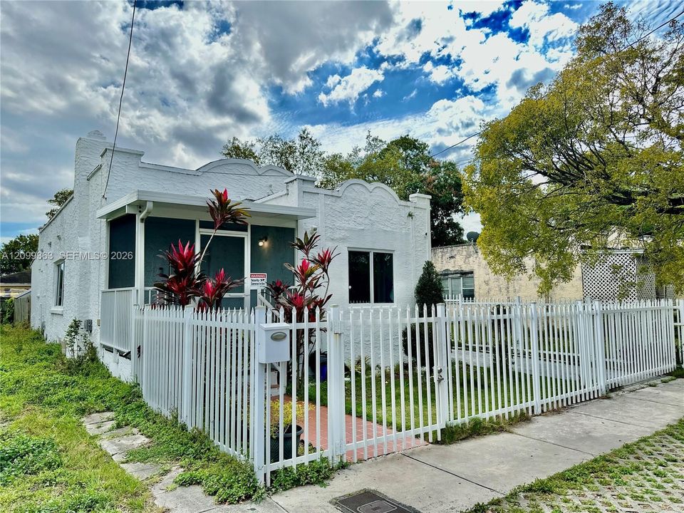 For Rent: $2,700 (2 beds, 1 baths, 1211 Square Feet)