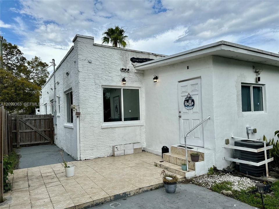For Rent: $2,700 (2 beds, 1 baths, 1211 Square Feet)