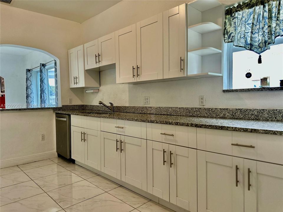 For Rent: $2,700 (2 beds, 1 baths, 1211 Square Feet)