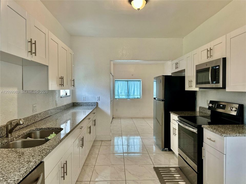 For Rent: $2,700 (2 beds, 1 baths, 1211 Square Feet)