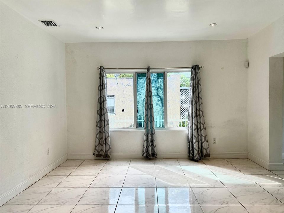 For Rent: $2,700 (2 beds, 1 baths, 1211 Square Feet)
