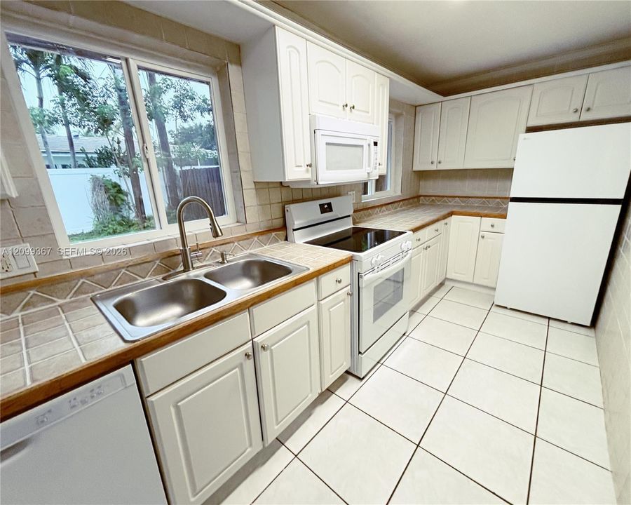 For Rent: $3,095 (2 beds, 2 baths, 2364 Square Feet)