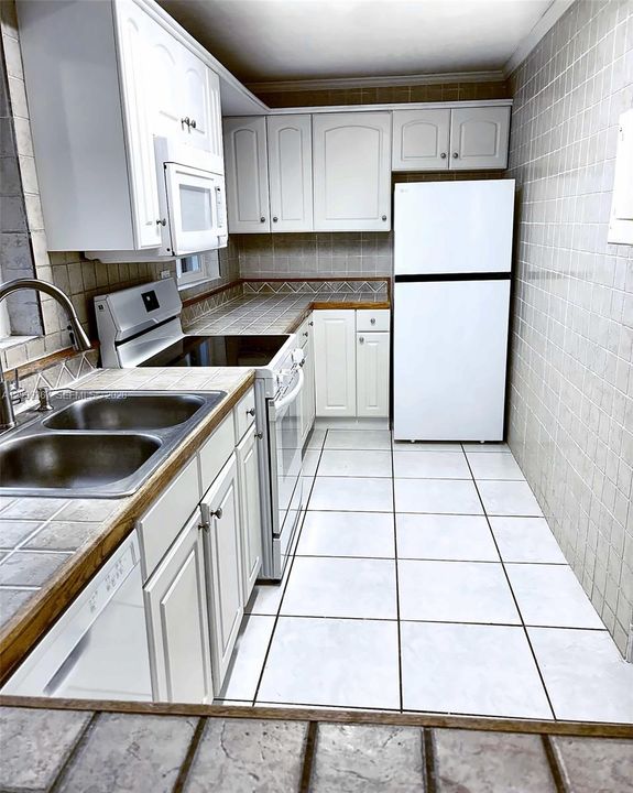For Rent: $3,095 (2 beds, 2 baths, 2364 Square Feet)