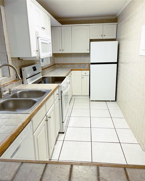 For Rent: $3,095 (2 beds, 2 baths, 2364 Square Feet)