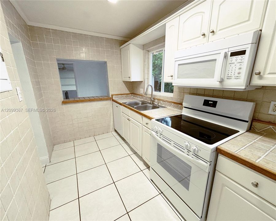 For Rent: $3,095 (2 beds, 2 baths, 2364 Square Feet)