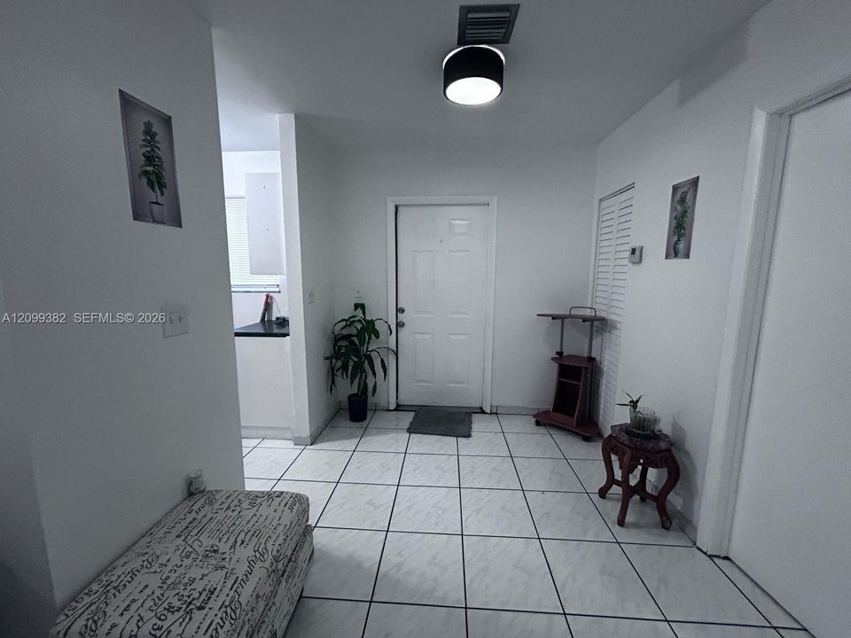 В аренду: $1,700 (1 спален, 1 ванн, 2108 Квадратных фут)