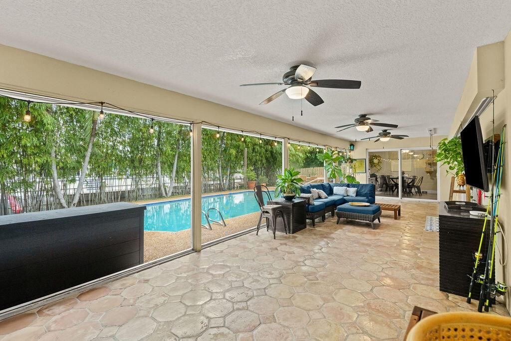 Large Screened Patio