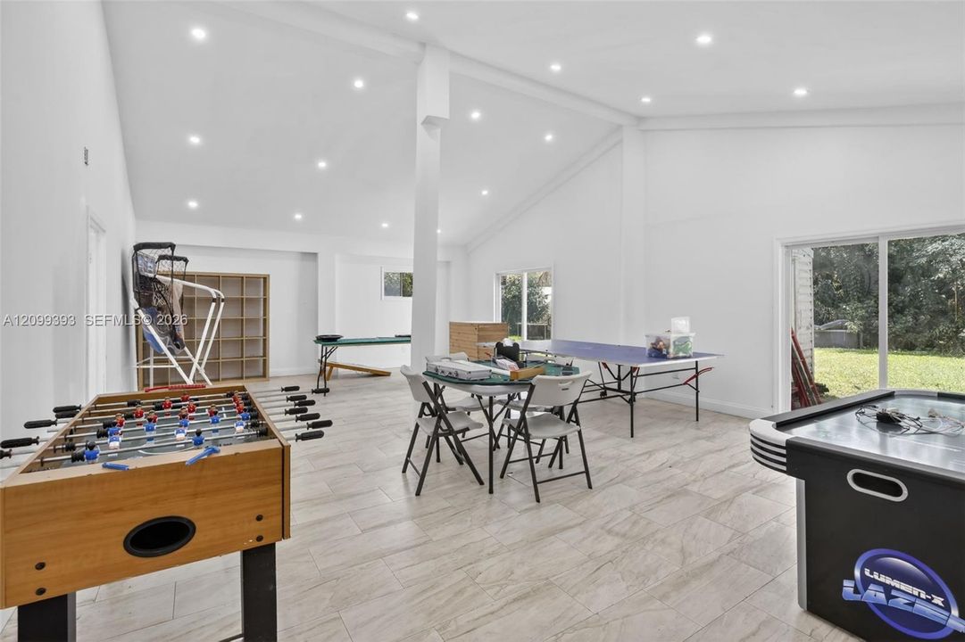 В аренду: $8,999 (6 спален, 3 ванн, 5635 Квадратных фут)