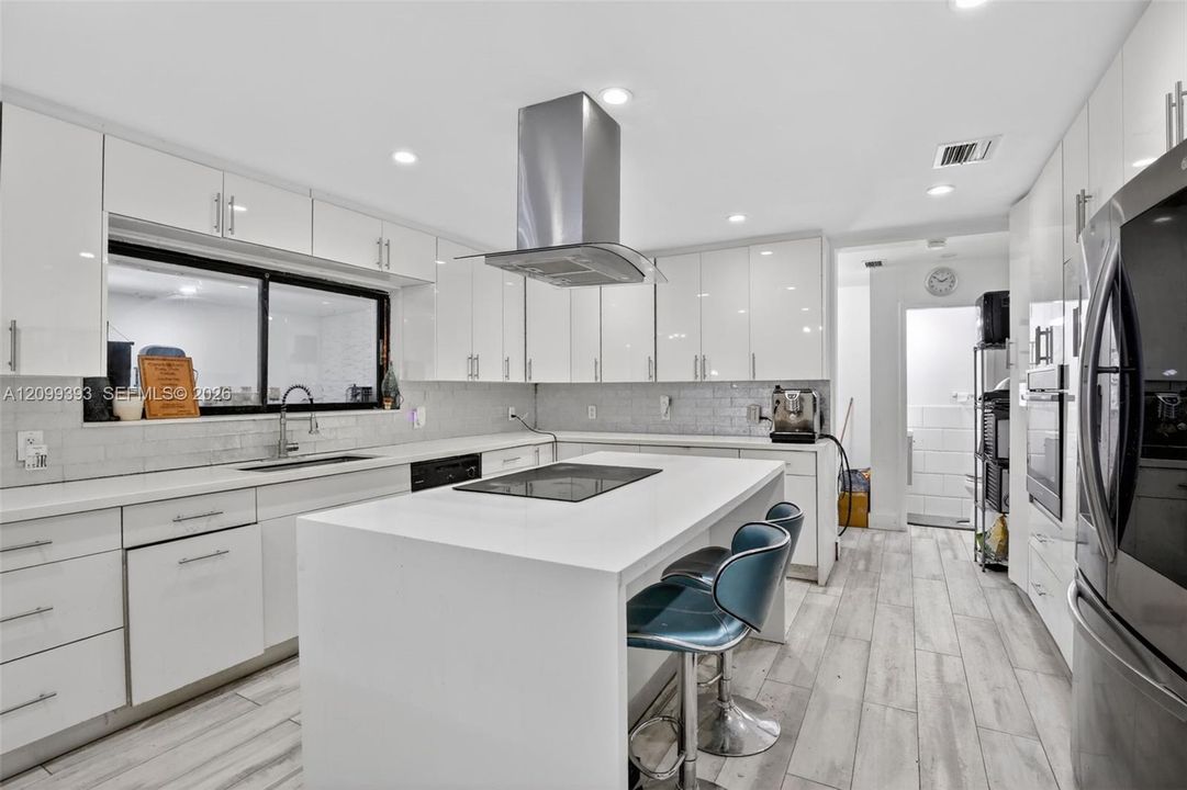 В аренду: $8,999 (6 спален, 3 ванн, 5635 Квадратных фут)