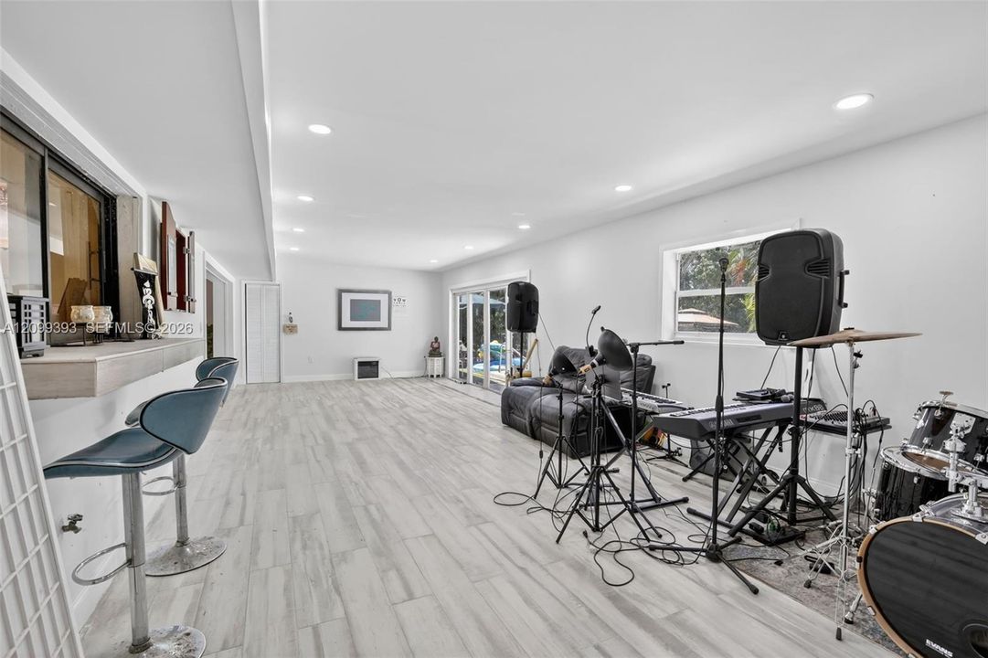 В аренду: $8,999 (6 спален, 3 ванн, 5635 Квадратных фут)