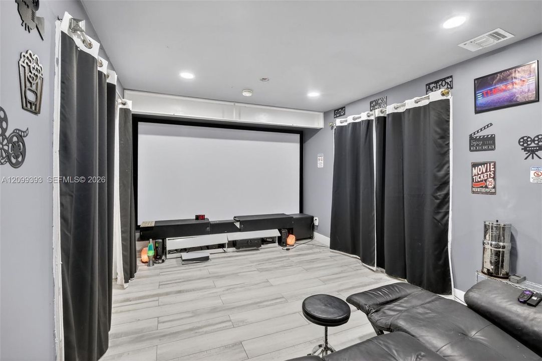 В аренду: $8,999 (6 спален, 3 ванн, 5635 Квадратных фут)