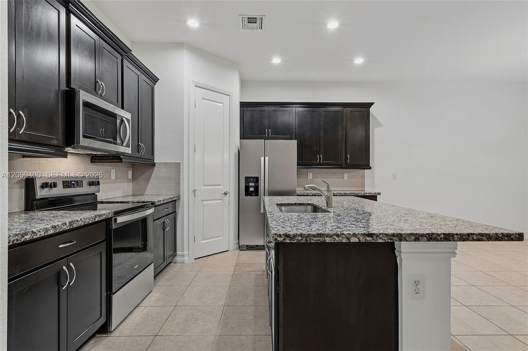В аренду: $3,800 (3 спален, 2 ванн, 0 Квадратных фут)