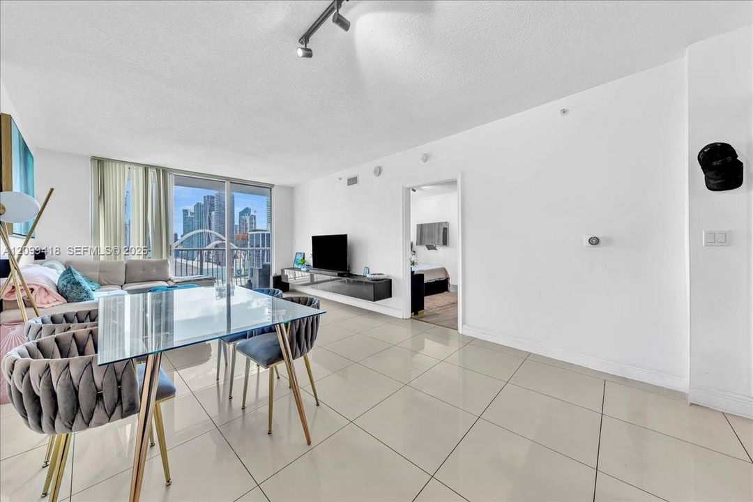 На продажу: $335,000 (1 спален, 1 ванн, 821 Квадратных фут)