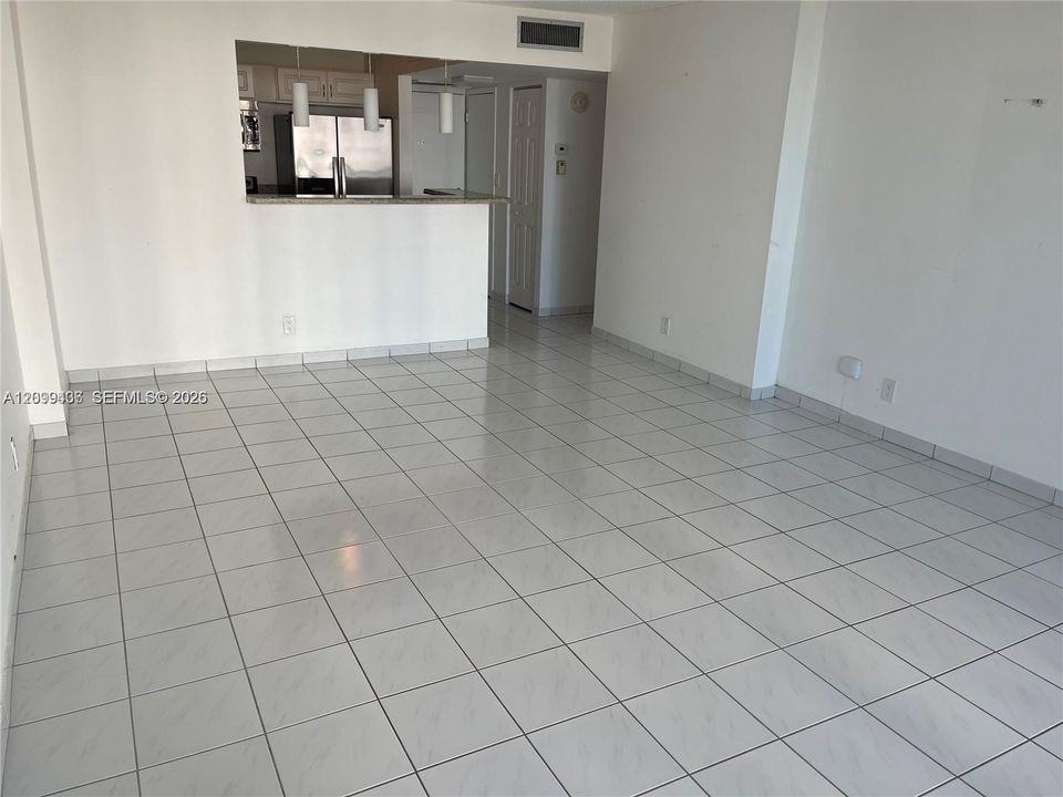 For Rent: $2,600 (1 beds, 1 baths, 991 Square Feet)