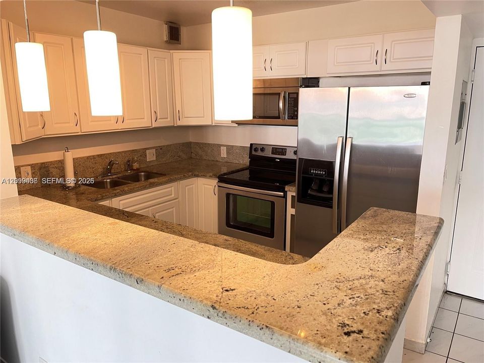For Rent: $2,600 (1 beds, 1 baths, 991 Square Feet)