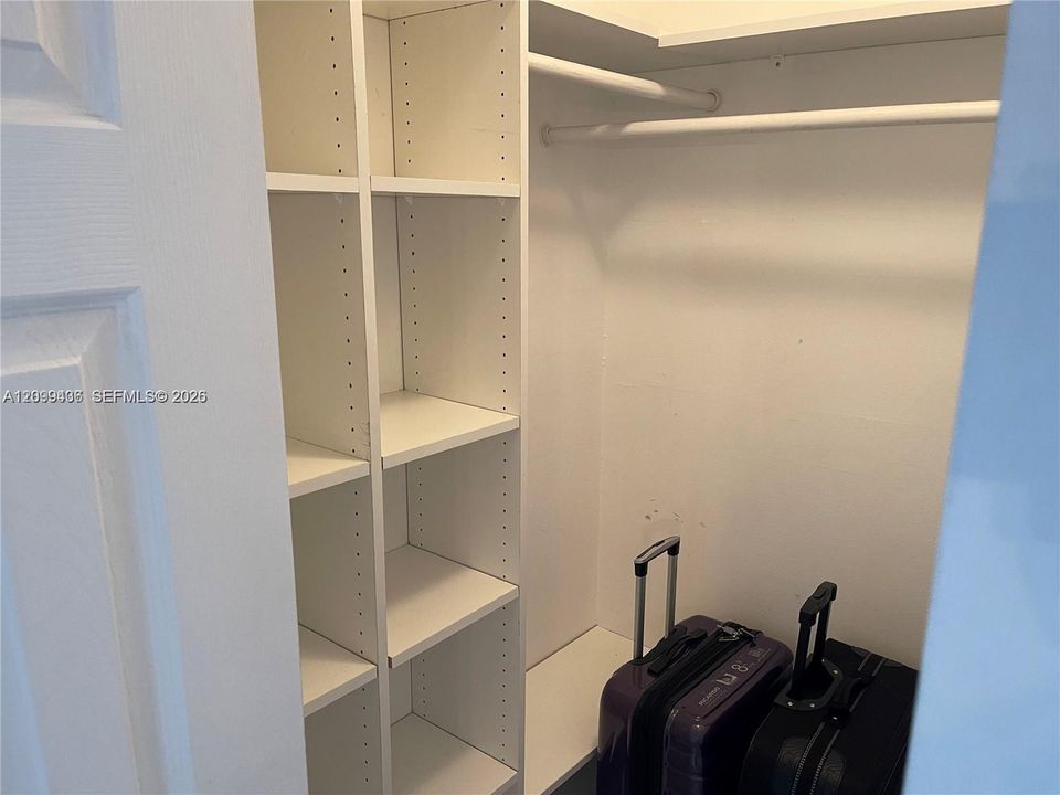 For Rent: $2,600 (1 beds, 1 baths, 991 Square Feet)
