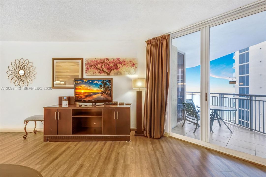 For Sale: $450,000 (1 beds, 1 baths, 990 Square Feet)