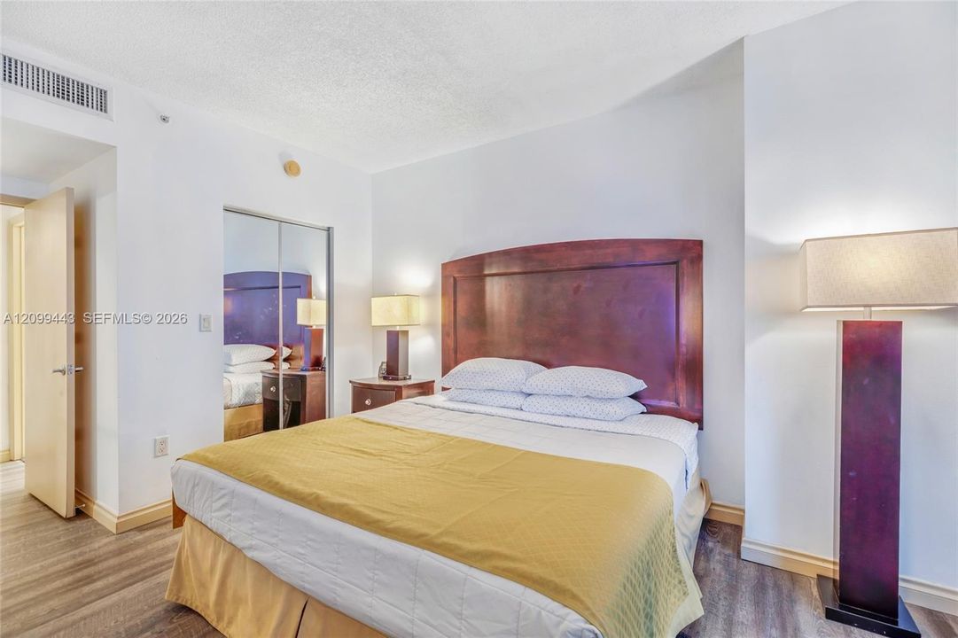 For Sale: $450,000 (1 beds, 1 baths, 990 Square Feet)