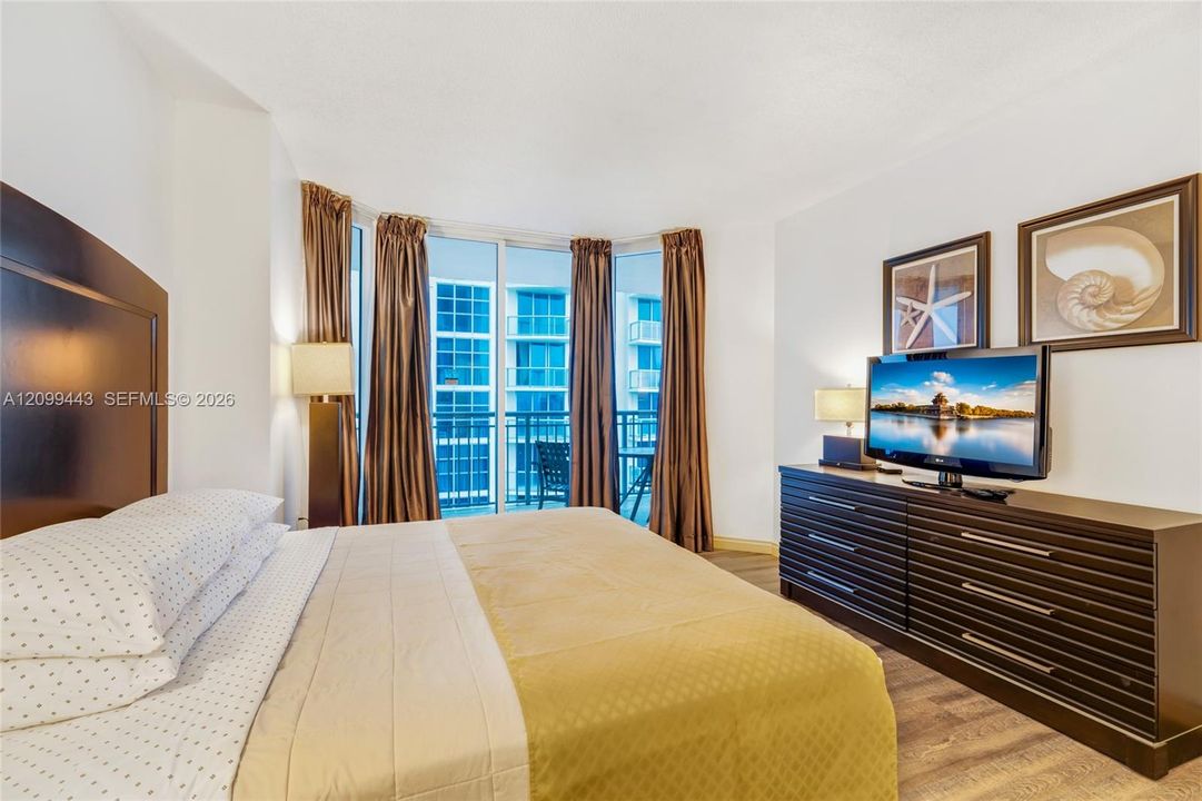 For Sale: $450,000 (1 beds, 1 baths, 990 Square Feet)