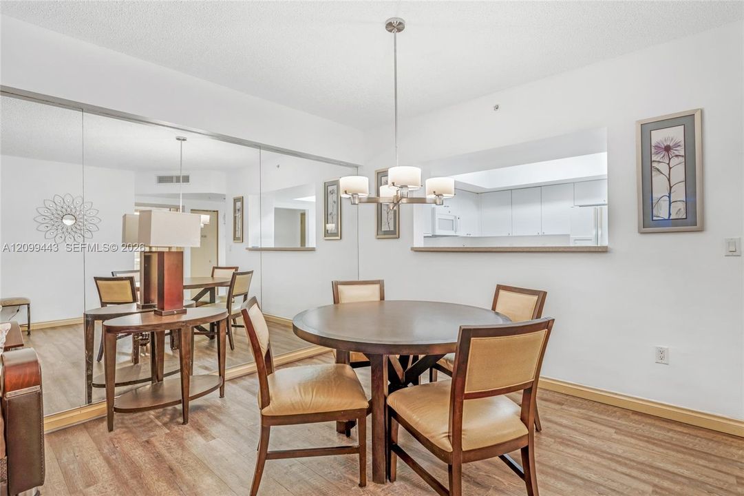 For Sale: $450,000 (1 beds, 1 baths, 990 Square Feet)