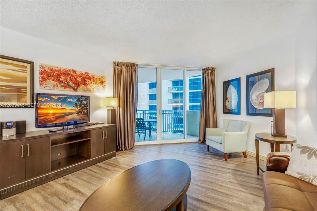 For Sale: $450,000 (1 beds, 1 baths, 990 Square Feet)