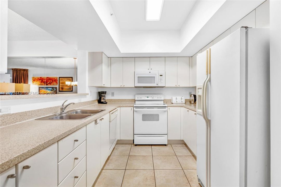 For Sale: $450,000 (1 beds, 1 baths, 990 Square Feet)