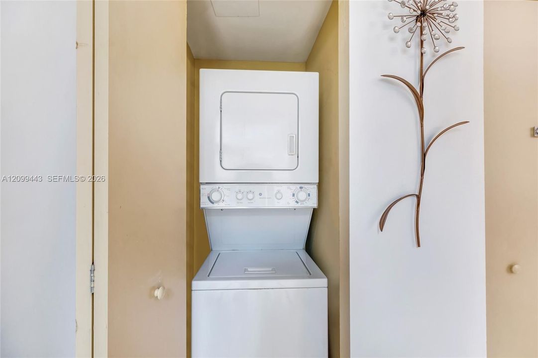 For Sale: $450,000 (1 beds, 1 baths, 990 Square Feet)