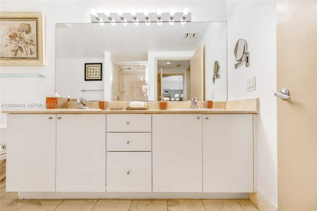 For Sale: $450,000 (1 beds, 1 baths, 990 Square Feet)