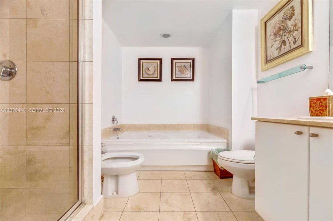 For Sale: $450,000 (1 beds, 1 baths, 990 Square Feet)