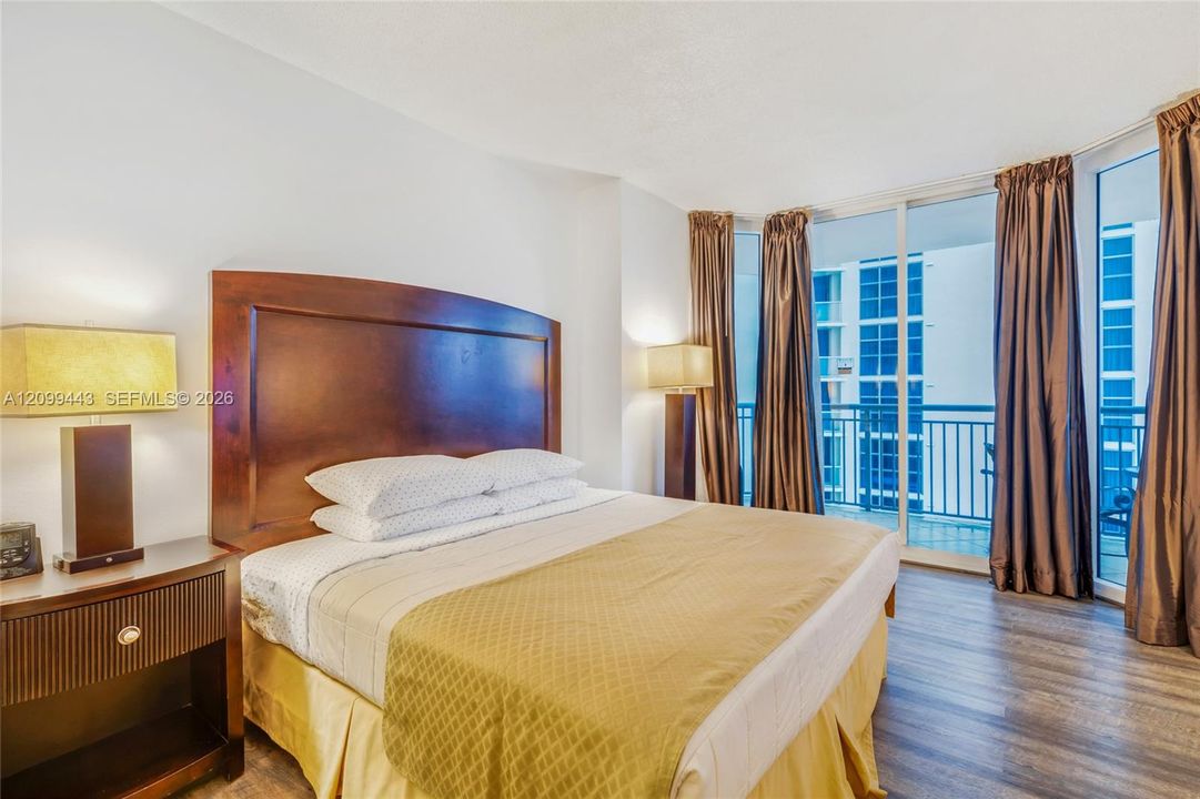 For Sale: $450,000 (1 beds, 1 baths, 990 Square Feet)