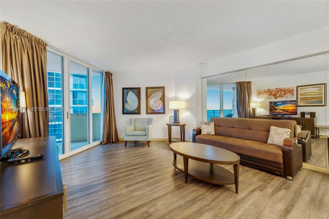 For Sale: $450,000 (1 beds, 1 baths, 990 Square Feet)