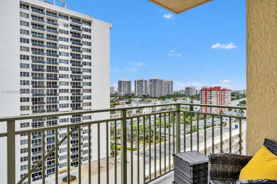 В аренду: $3,600 (2 спален, 2 ванн, 1200 Квадратных фут)