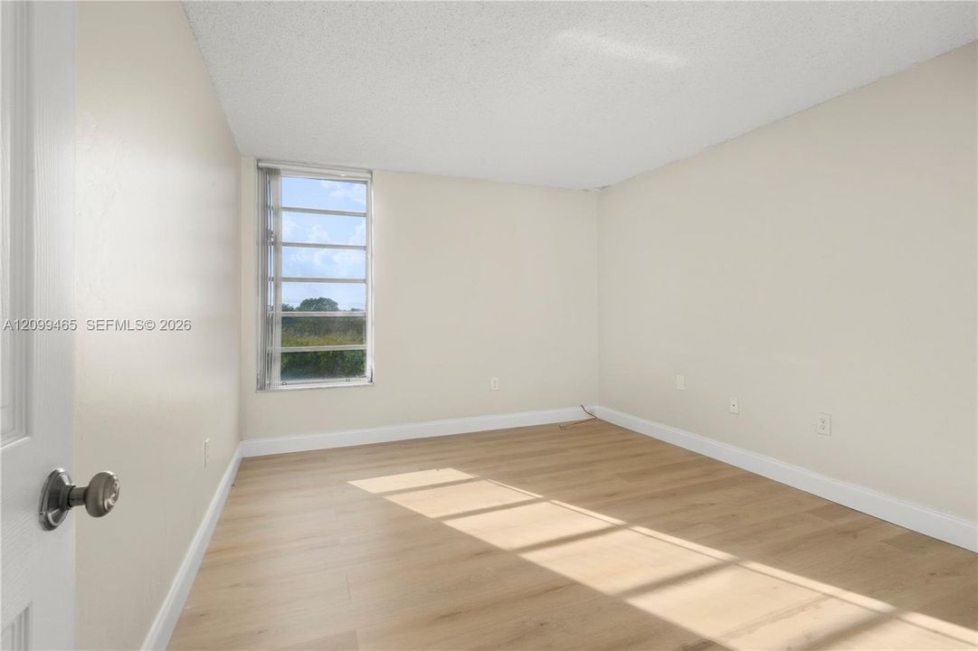 For Sale: $259,999 (2 beds, 1 baths, 968 Square Feet)