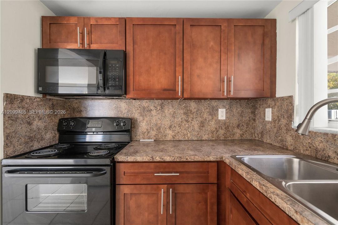 For Sale: $259,999 (2 beds, 1 baths, 968 Square Feet)