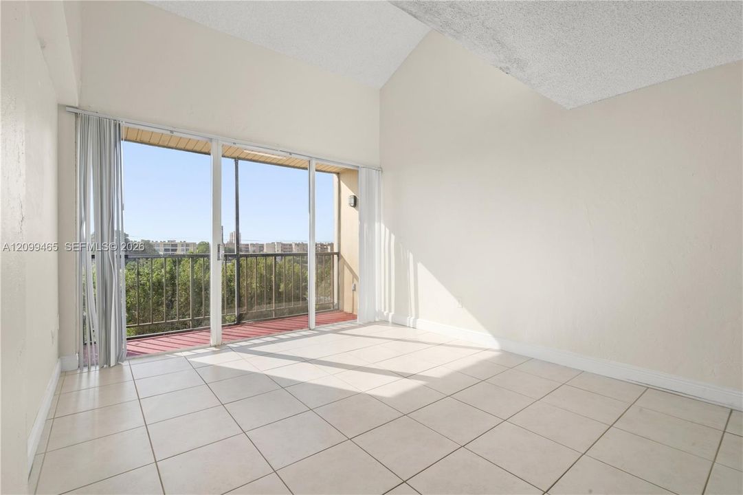 For Sale: $259,999 (2 beds, 1 baths, 968 Square Feet)