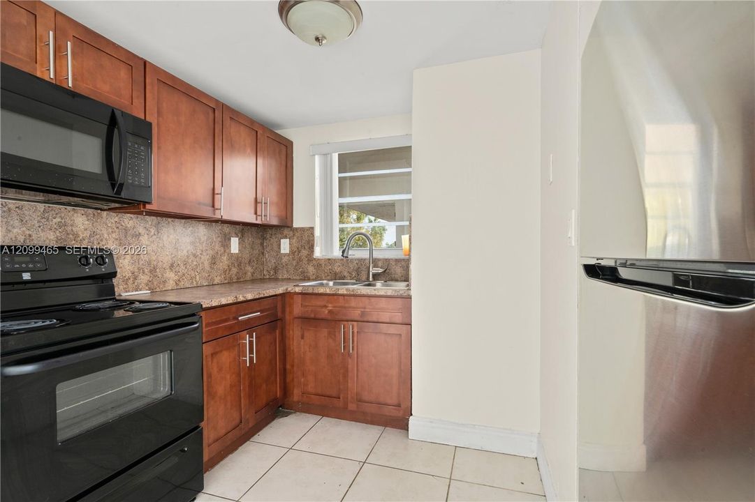 For Sale: $259,999 (2 beds, 1 baths, 968 Square Feet)