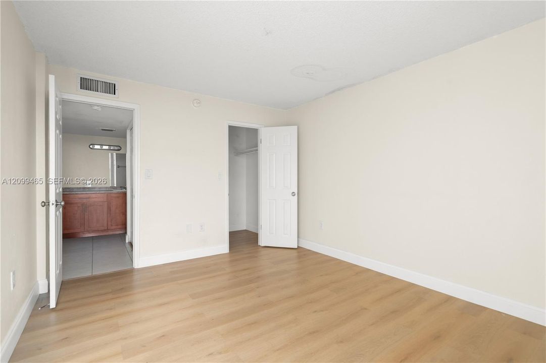 For Sale: $259,999 (2 beds, 1 baths, 968 Square Feet)