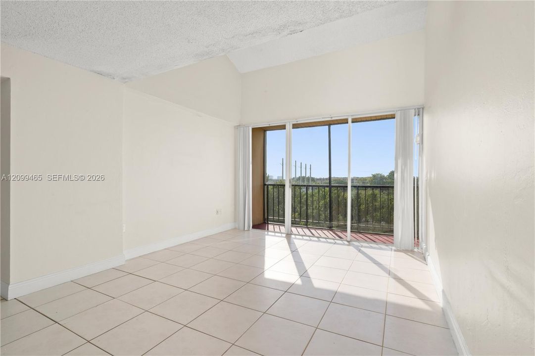 For Sale: $259,999 (2 beds, 1 baths, 968 Square Feet)